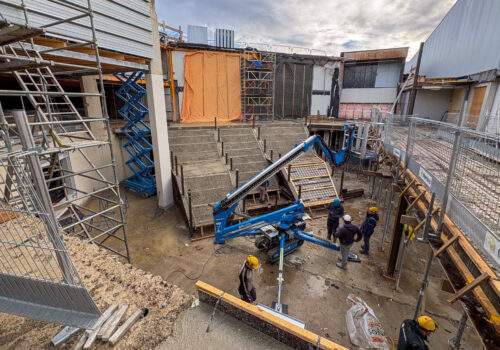 Betontrap entreegebouw